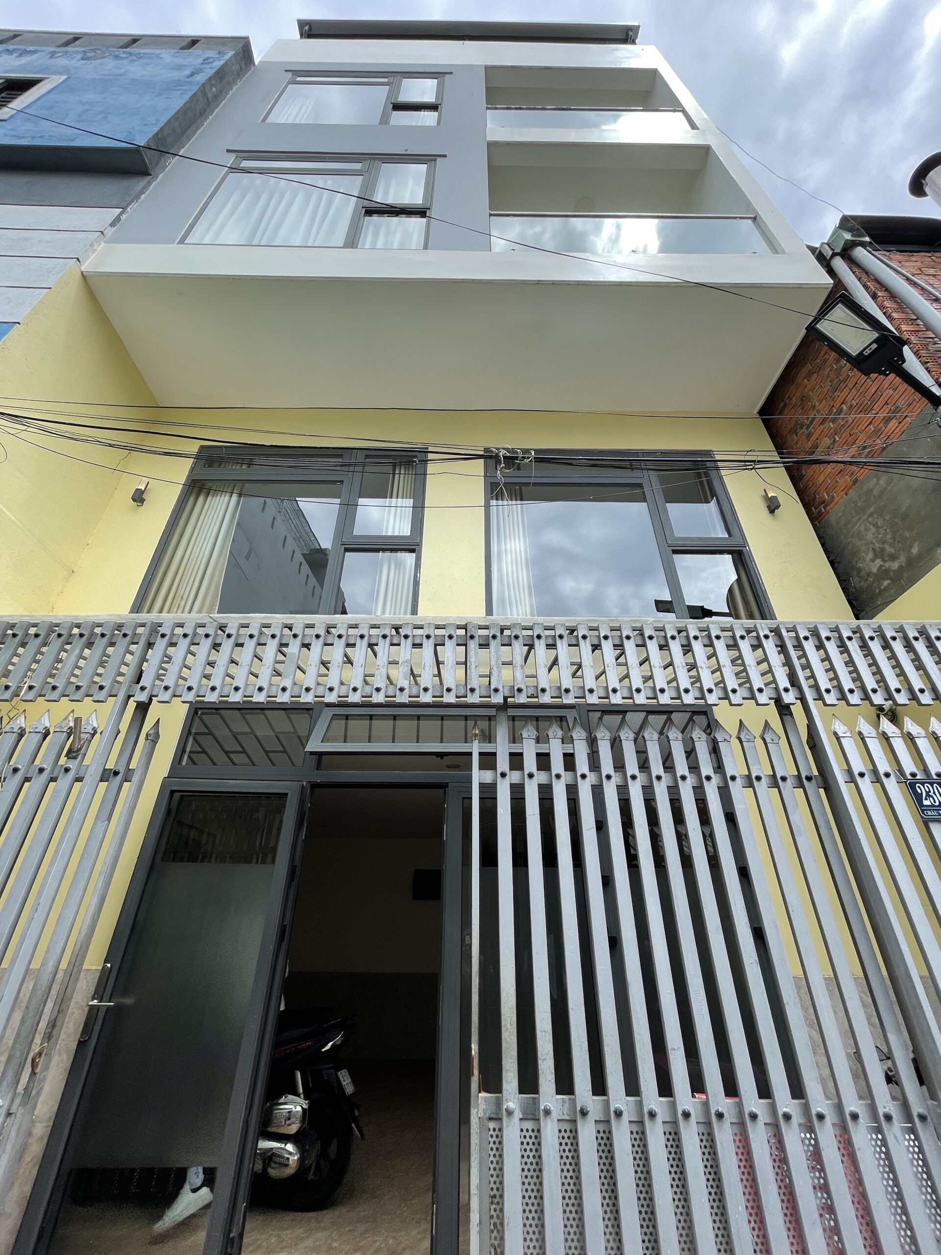 Tưởng đầu tư bất động sản là ngồi đếm tiền, ai ngờ thành… tổng đài viên!